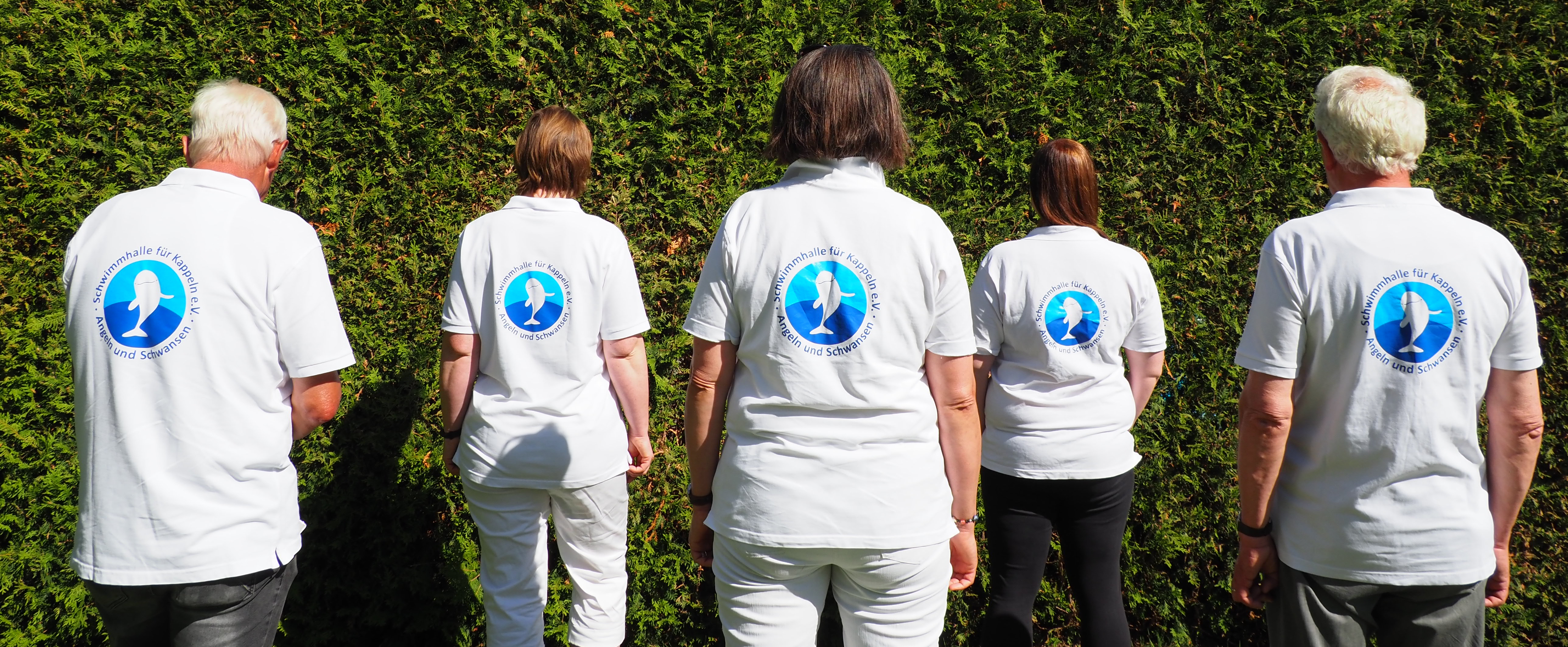 Fünf Personen mit einem Schwimmhalle für Kappeln Shirt zeigen ihren Rücken in die Kamera
