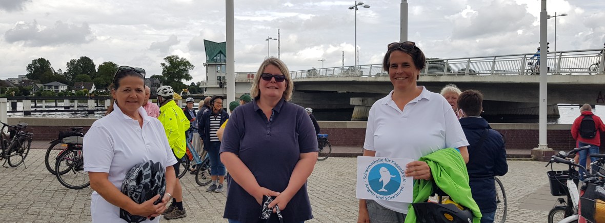 Drei Frauen stehen in Kappeln vor der Brücke