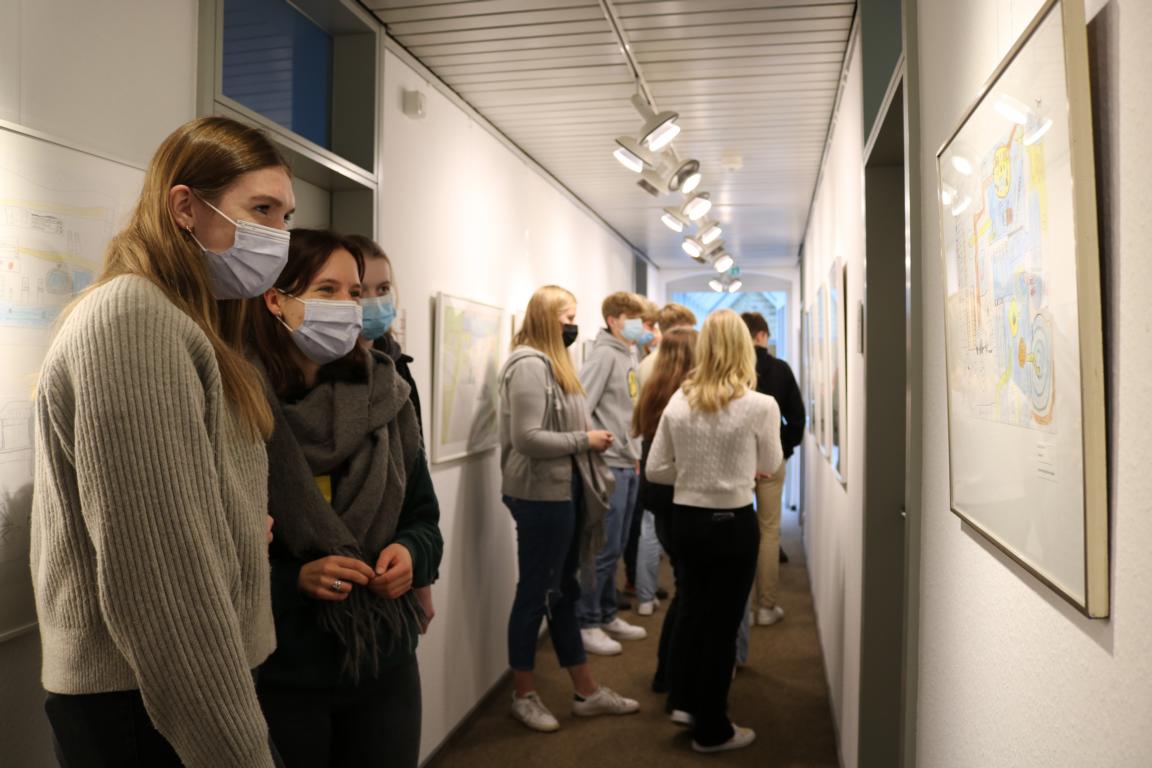 Schülerinnen schauen sich ein Bild an.