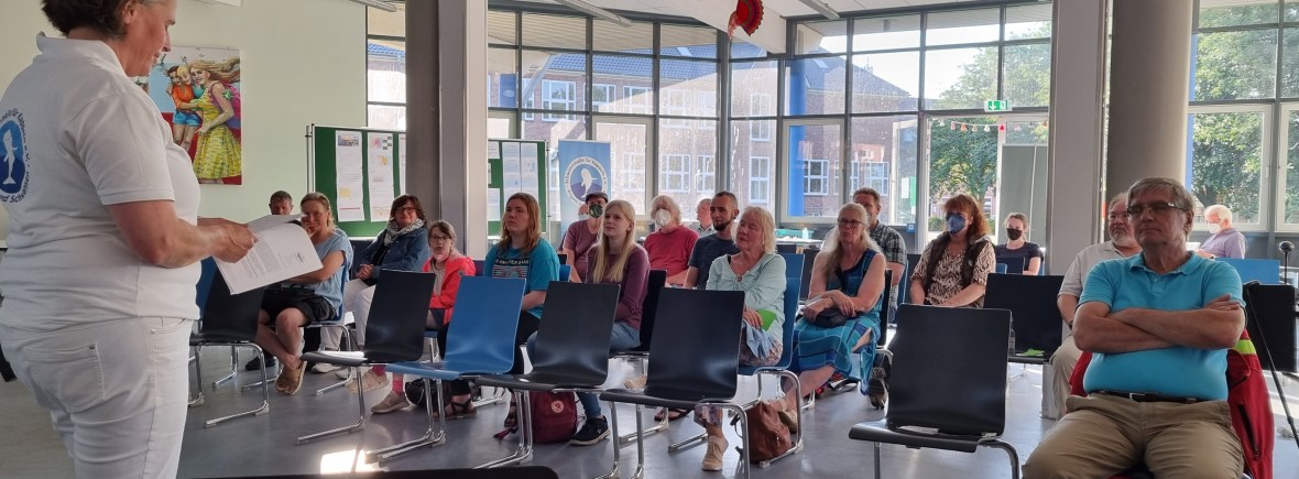 Eine Frau spricht vor Publikum.